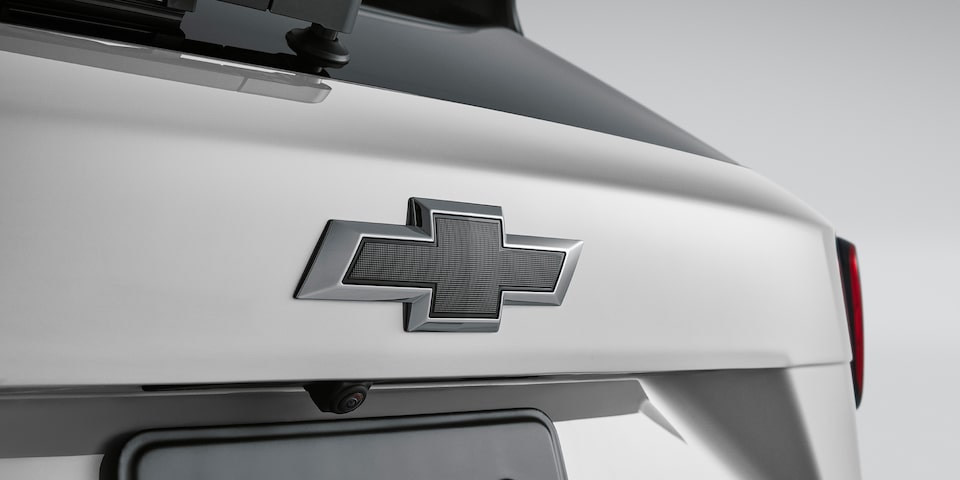 Tu SUV deportiva urbana con emblema negro para Chevrolet Trax 2025